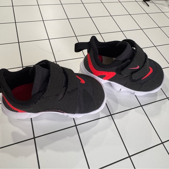 Nike Black and Red Sneakers with Velcro Closure - Picture 4 of 9